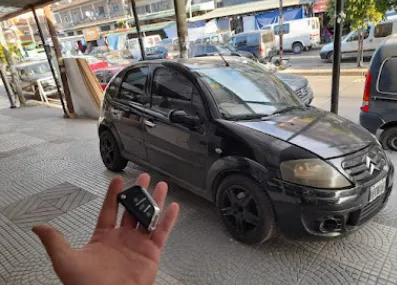 Trabajo de cerrajería automotriz