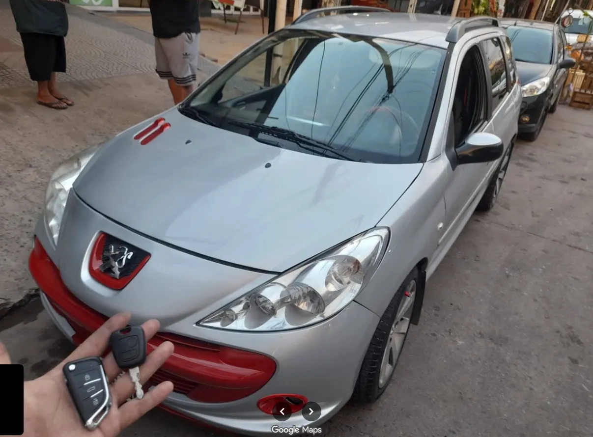 Entrega de llaves de un Peugeot después de la apertura